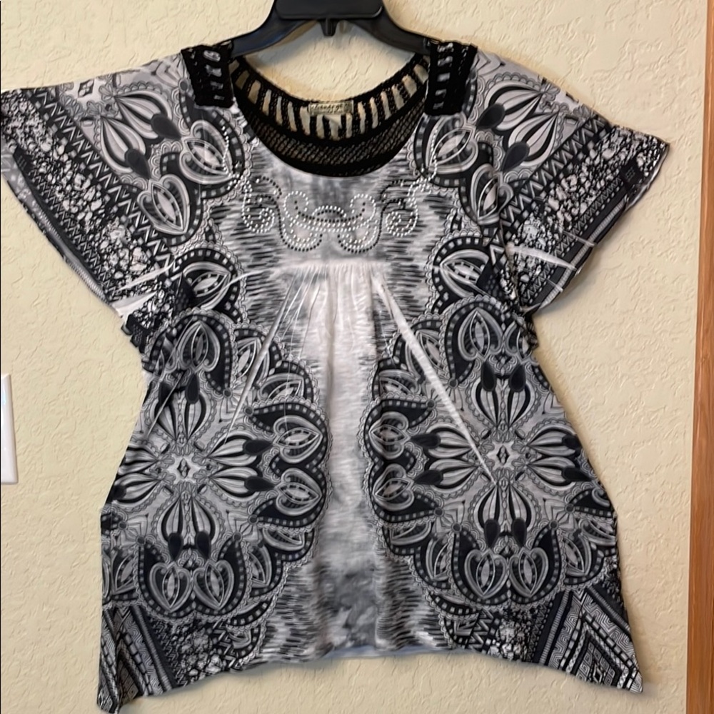 Black and White Patterned Women's Top